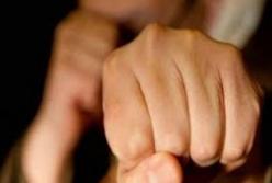 В Киеве подростки избили прохожего (видео)