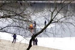 В Киеве спасли двух мужчин с дрейфующей льдины (видео)