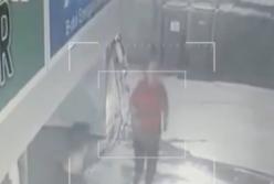 Жуткие кадры, как румын хотел насмерть задавить автомобилем кассиршу заправки  (видео)