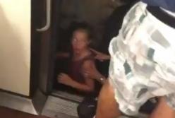 В парижском метро застряли 12 поездов, пассажирам пришлось пробираться по тоннелю пешком (видео)