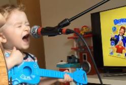 Двухлетный малыш перепел известный хит. Видео стало вирусным