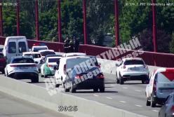 В Днепре девушка пыталась прыгнуть с моста (видео)