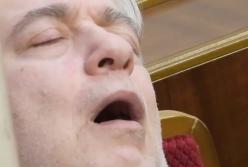 Депутат храпел прямо в Верховной Раде за колонной: это многое объясняет (видео)