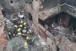 В Китае самолет упал на жилые дома, есть жертвы (видео)