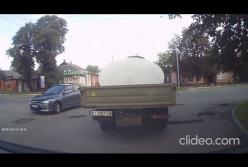 На Полтавщине грузовик наехал на девушку с ребенком на руках (видео)