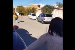 Мать бросила тапок в дочь, попав в нее с 50 метров (видео)