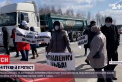 На Житомирщине перекрыли трассу из-за львовского мусора (видео)