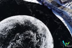 В США вращается гигантский ледяной диск на реке (видео)