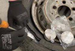 Украинец пытался провезти из Польши 20 кг наркотиков в колесе (видео)