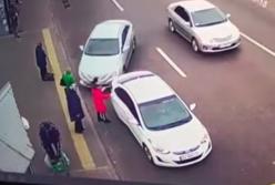 В Киеве такси Uber влетело в остановку, два человека погибли (видео)