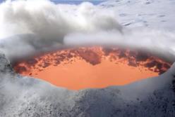 Ученые обнаружили озеро с кипящей лавой под льдами Антарктиды (видео)