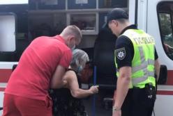 В Киеве маршрутка протянула пенсионерку по асфальту (видео)