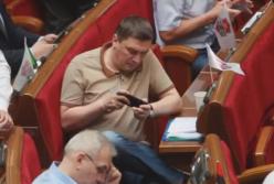 Других дел в стране нет: в Раде нардепа подловили за усердной игрой на смартфоне (видео)