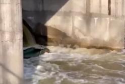 В Полтаве на дамбе перевернулась лодка с людьми, есть погибшие (видео)