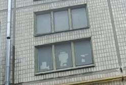 В Киеве мужчина пытался выпрыгнуть из окна многоэтажки (видео)