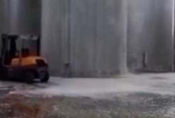 Взрыв и фонтан вина: взорвалась цистерна с 30 тыс. литрами Просеко (видео)