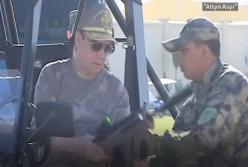 Глава Туркменистана показал военным, как на велосипеде стрелять по мишеням (видео)