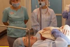 Первые роды в Украине, где ребенка приняла сама роженица: она же и ассистировала врачам (видео)