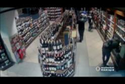 В Киеве трое парней избили охранника магазина: пострадавший в реанимации (видео)