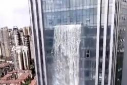 Самый высокий искусственный водопад в мире создали в Китае (видео)