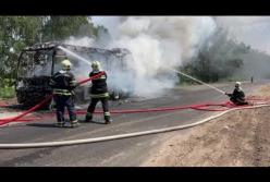 На Черкасчине загорелся автобус с пассажирами (видео)