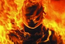 Мужчина после ссоры пытался сжечь живьем свою жену (видео)