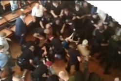 В Конотопе подрались депутаты: 50 задержанных (видео)