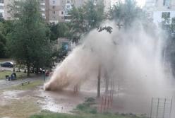 В Киеве из-под земли вырвался пятиметровый фонтан (видео)