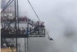 Шокирующие качели в китайском парке развлечений (видео)