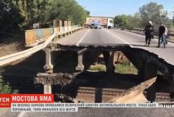 Огромный кусок автомобильного моста обвалился в Харькове (видео)