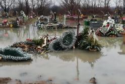 В Закарпатской области затопило кладбище (видео)