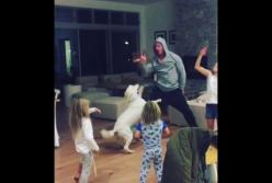 Крис Хемсворт и его дети танцуют под Wrecking Ball (видео)