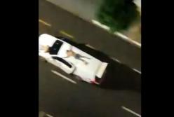 В Бразилии грабители привязали заложников к авто, чтобы защититься от копов (видео)