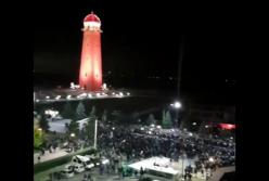Кавказский Майдан: Протестующие остались ночевать на площади, жгли костры - (видео)