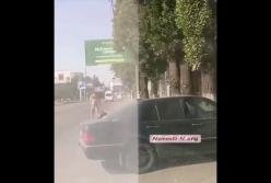 Проезжающий мимо на авто специально сбил хулигана, избивавшего человека (видео)