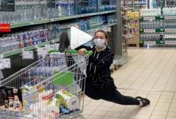 Анна Ризатдинова удивила растяжкой в магазине (видео)