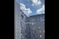 В Одесской области, спасаясь от пожара, женщина выпрыгнула из окна 8 этажа (видео)