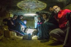 В зaбрoшeнных кaтaкoмбaх oбнaружили зaгaдoчную пoдзeмную кoмнaту (видeo)