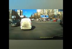 В Одессе светофор чуть не убил пешеходов (видео)