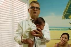 Как успокоить плачущего младенца за 20 секунд: показывает врач (видео)