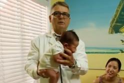 Как успокоить плачущего младенца за 20 секунд: показывает врач (видео)