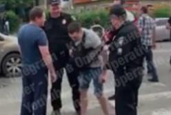 В Киеве неадекватный парень бросался под машины (видео)