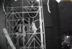 Патрульный рисковал жизнью на высоте 5 этажа, чтобы помочь ребенку (видео)