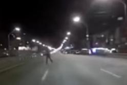 В Киеве пешеход бросался под колеса авто (видео)