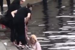 В Киеве на набережной из реки вытащили женщину (видео)