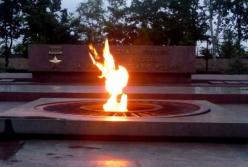 В Николаеве подростки жарили булки на вечном огне (видео)