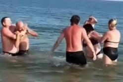 В Бердянске отдыхающие подрались из-за медуз (видео)