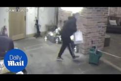 Незнакомцы украли свадебные подарки (видео)
