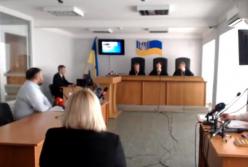 Суд по делу о госизмене Януковича: адвокат снова покинул заседание (видео)