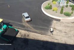 Погоня вокруг клумбы и стрельба под Киевом: полиция применила оружие против девушки (видео)
